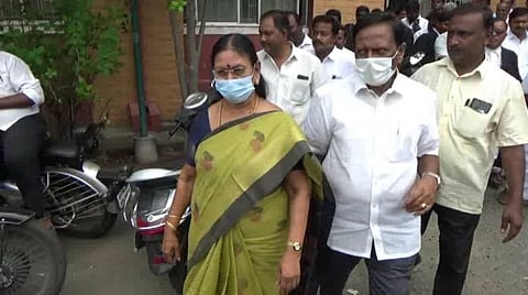 வேலை வாங்கித் தருவதாகக் கூறி 15 பேரிடம் பணம் மோசடி! முன்னாள் அமைச்சர் சரோஜா கணவருடன் நீதிமன்றத்தில் சரண் !!