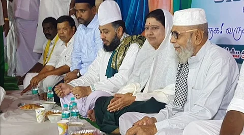 நாகூர் ஆண்டவர் தர்காவில் இஃப்தார் நோன்பு - சசிகலா பங்கேற்பு !