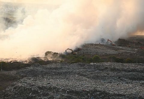 பெருங்குடி குப்பை கிடங்கு தீவிபத்து.. 2-வது நாளாக புகையை கட்டுப்படுத்தும் முயற்சியில் தீயணைப்பு துறை!!