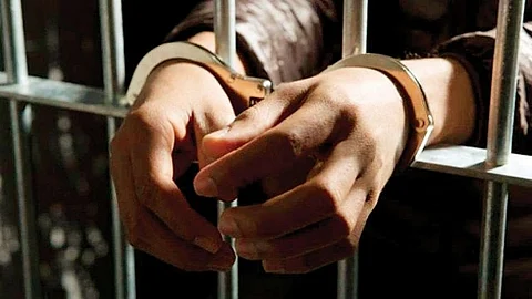 மாணவியை காதலிக்க சொல்லி வற்புறுத்திய இளைஞர்... தட்டிக்கேட்ட தந்தை... ஆத்திரத்தில் பாட்டிலை உடைத்து குத்திய வாலிபர்!