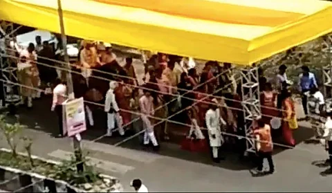 வெயிலை சமாளிக்க நூதன முறையில் திருமண வரவேற்பு... இணையத்தில் வைரலாகும் வீடியோ..!