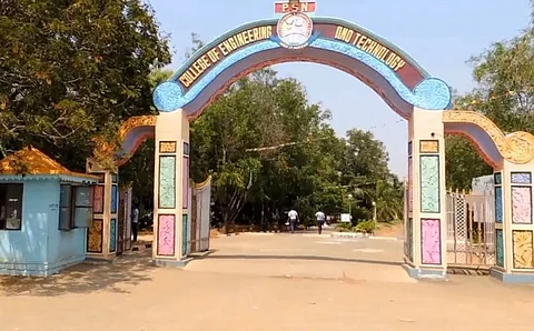 தகாத வார்த்தையில் திட்டிய கல்லூரி முதல்வர்... மனமுடைந்த மாணவி மாடியில் இருந்து குதித்து தற்கொலை முயற்சி!