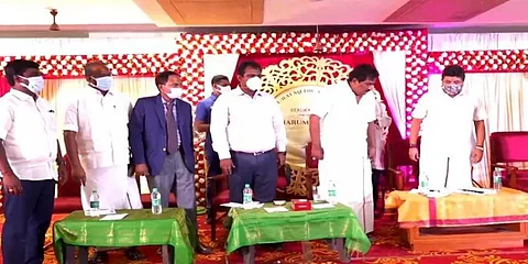மாணவர்கள் சமஸ்கிருதத்தில் உறுதிமொழி ஏற்ற சர்ச்சை.. மருத்துவ கல்லூரி முதல்வர் அதிரடி மாற்றம்!!