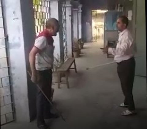 பள்ளி முதல்வரும் பியூனும் தடியால் ஒருவரை ஒருவர் தாக்கிக் கொள்ளும் காட்சிகள் இணையத்தில் வைரல்!