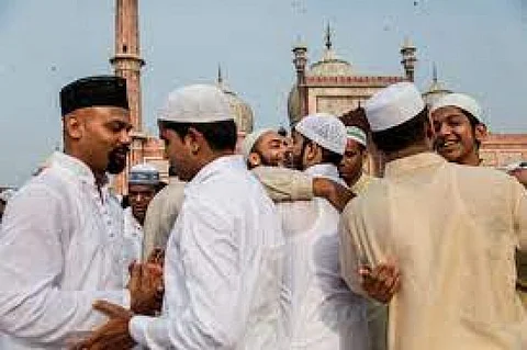 ரமலான் பண்டிகை கோலாகல கொண்டாட்டம்...ஒருவரை ஒருவர் ஆரத்தழுவும் சிறப்பு பண்டிகை!