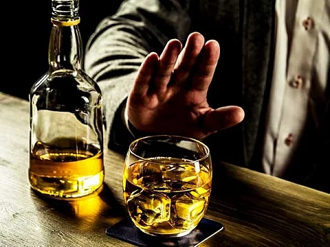 மது குடிக்க பணம் தர மறுத்தவரை பீர் பாட்டிலால் குத்திய போதை ஆசாமி..!