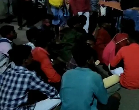 பேருந்திலிருந்து தவறி விழுந்து மாணவர் உயிரிழப்பு - சக மாணவர்களின் போராட்டத்தால் பரபரப்பு!