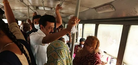 திமுக ஆட்சி பொறுப்பேற்று ஓராண்டு நிறைவு.. சென்னை மாநகர பேருந்தில் பயணம் செய்த முதலமைச்சர்!!