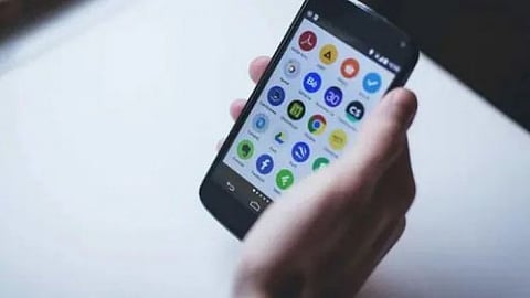 என்னங்க சொல்றீங்க? கூகுள்  ப்ளே ஸ்டோரில் இருந்து இந்த செயலியெல்லாம் நீக்கமா..!