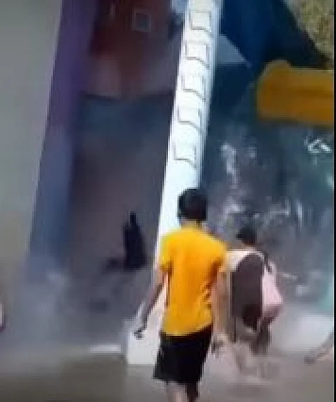 திடீரென பாதியாக உடைந்த நீர்ச்சறுக்கு..! விளையாடிக் கொண்டிருந்த குழந்தைகளின் நிலை என்ன?