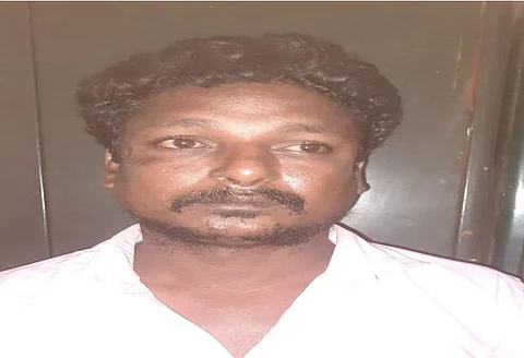 கள்ளக்காதலை சேர்த்து வைப்பதாக கூறி அந்தப்பெண்ணிடம் கொஞ்சி பேசிய நண்பர்... ஆத்திரத்தில் வெட்டி கொன்ற டிரைவர்..!