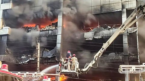 மெட்ரோ ரயில் நிலையம் அருகே வணிக கட்டிடத்தில் பயங்கர தீ விபத்து.. 27 பேர் உடல் கருகி பரிதாபமாக உயிரிழப்பு!!