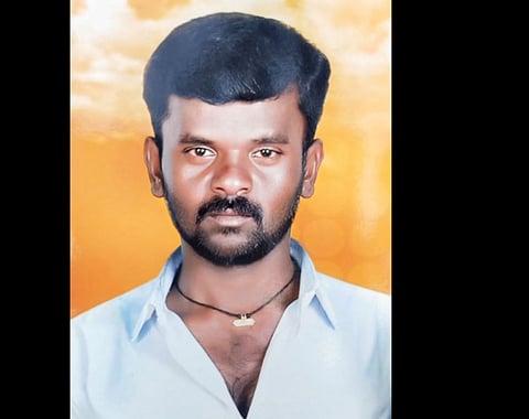 காதலை விடாத மகள்..! ஆத்திரத்தில் குடித்துவிட்டு பெற்ற மகளையே மது பாட்டிலால் குத்திய தந்தை!