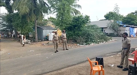 இரு தரப்பினரிடையே மோதல்... கடைகள் சூறையாடப்பட்டு வாகனங்களுக்கு தீ வைப்பு..!
