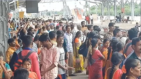 ஊர் திரும்ப 3 மணி நேரமாக ரயில் நிலையத்தில் காத்திருந்த மக்கள் கூட்டம்..! எங்கு தெரியுமா?