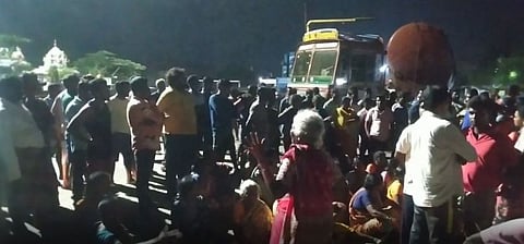 மீஞ்சூர் அருகே அதிமுக ஊராட்சி மன்ற தலைவர் வெட்டிக்கொலை.. மனைவி குழந்தைகள் கண்முன்னே நிகழ்ந்த கொடூரம்!!