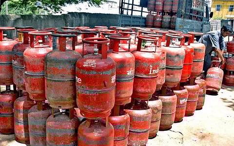 வீட்டு உபயோக சமையல் எரிவாயு சிலிண்டர் விலை மீண்டும் உயர்வு..! கவலையில் இல்லத்தரசிகள்!!