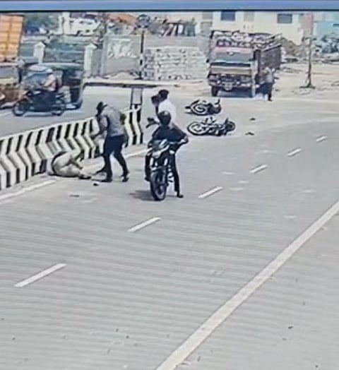 பட்டப்பகலில் ஒருவரை ஓட ஓட விரட்டி கொலை செய்த 6 பேர் கொண்ட கும்பல்..! வெளியான சிசிடிவி காட்சியால் பரபரப்பு!