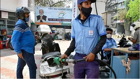 எரிபொருளுக்கான கலால் வரி குறைப்பால்...மத்திய அரசுக்கு ரூ.2.2 லட்சம் கோடி இழப்பு - நிர்மலா சீதாராமன்!