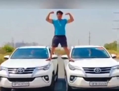 பாலிவுட் நடிகர் அஜய் தேவ்கன் போல... 2 கார்களின் மீது ஏறி ஸ்டெண்ட் செய்த இளைஞர்...அலேக்காக தூக்கி உள்ளே வைத்த போலீசார்!