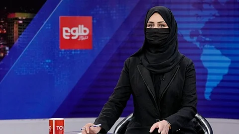 தாலிபான்களின் உத்தரவின்பேரில் முகத்தை மூடி தொலைக்காட்சியில் தோன்றிய பெண் தொகுப்பாளர்கள்..!