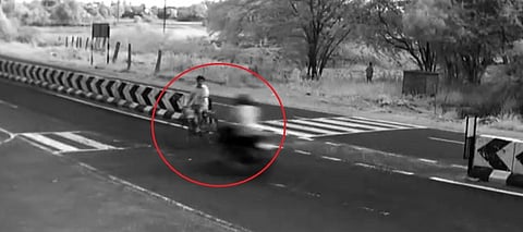 மின்னல் வேகத்தில் வந்த பைக்.. சாலையை கடக்க முயன்றவர் மீது மோதி விபத்து.. பதைபதைக்க வைக்கும் சிசிடிவி காட்சி!