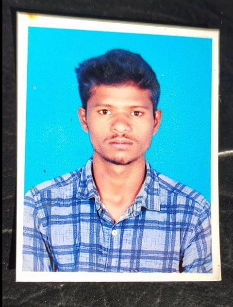 காதல் மனைவி இறந்ததால்...ரயில்முன் பாய்ந்து கணவர் தற்கொலை..!