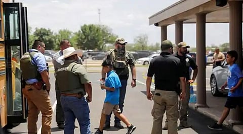 ஏற்கனவே பாட்டியை கொன்று வந்த மர்மநபர்... திடீரென பள்ளிக்குள் நுழைந்து சரமாரியாக துப்பாக்கிச்சூடு - 21 பேர் பலி!