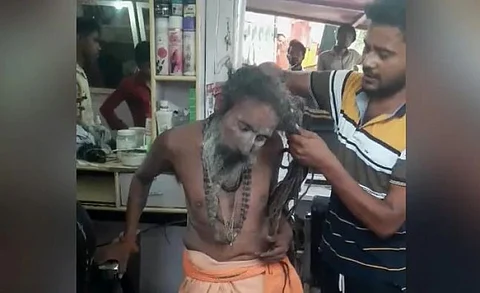 யாசகம் கேட்ட சாதுவை தகாத வார்த்தைகளால் திட்டி, முடியை வெட்டிய நபர்...! இணையத்தில் வைரலாகும் வீடியோ...!