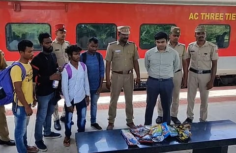 ரயில் மூலம் தடை செய்யப்பட்ட புகையிலை பொருட்களை கொண்டு வந்த பயணிகள்.. போலீசார் விசாரணை!