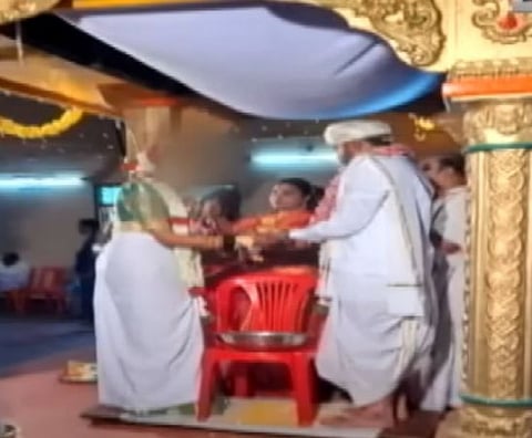 காதலனின் அறிவுறுத்தல்படி தாலி கட்டும் நேரத்தில் சினிமா பாணியில் திருமணத்தை நிறுத்திய மணமகள்!