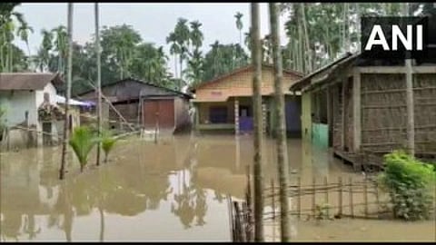 அசாமில் மழை ஓய்ந்தும் வடியாத வெள்ள நீர்..! வீடுகளை விட்டு வெளியே வர முடியாமல் தவிக்கும் மக்கள்..!