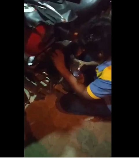 100 ரூபாய்க்கு இவ்வளவு தான் பெட்ரோல் போடுவியா...? பங்க் ஊழியரிடம் வாக்குவாதத்தில் ஈடுபட்ட வாடிக்கையாளர்..!