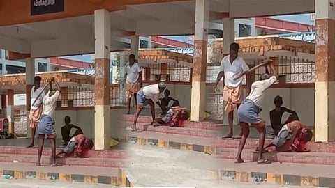 மதுவுக்கு காசு கேட்ட நபர்.. நடுரோட்டில் பொளந்து கட்டிய தந்தை - மகன்.. பதபதவைக்கும் வீடியோ!!