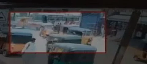 நடுரோட்டில் பெண்ணை கொடூரமாக தாக்கும் நபர் - இணையத்தில் வைரலாகும் வீடியோ!