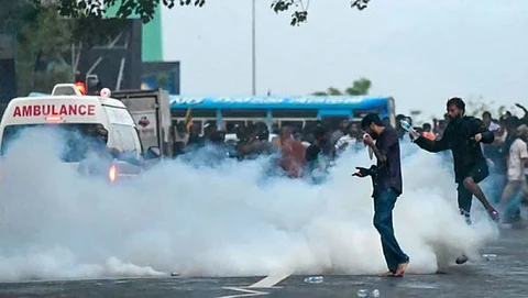 அதிபர் மாளிகையை முற்றுகையிட முயன்ற மாணவர்கள்... கண்ணீர் புகைக்குண்டு வீசி விரட்டியடித்த போலீசார்..!