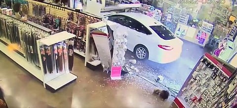 பிரேக்குக்கு பதில் ஆக்ஸிலரேட்டரை மிதித்ததால் விபரீதம் - கடைக்குள் புகுந்து 2 பேர் மீது மோதிய கார்!