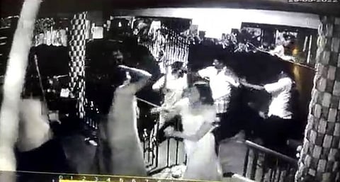 பெண்களிடம் அத்துமீறியதை தட்டிக்கேட்டதால் ஆத்திரம்?  வீடு புகுந்து தாக்கிய மதபோதகரின் அடியாட்கள்..!