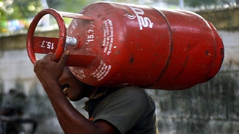 வணிக பயன்பாட்டிற்கான சிலிண்டர் விலை அதிரடி குறைப்பு; வணிகர்கள் மகிழ்ச்சி..!