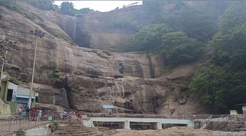 குற்றாலம் அருவியில் நீர் வரத்து குறைவு... ஏமாற்றத்துடன் திரும்பி செல்லும் சுற்றுலா பணிகள்..!