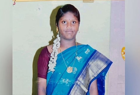வயது வித்தியாசம் காரணமாக கணவன் - மனைவி இடையே தகராறு...விரக்தியில் கர்ப்பிணி பெண் தற்கொலை!