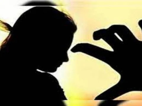 காதலன் கண் முன்னே பிரிட்டிஷ் பெண்ணுக்கு நேர்ந்த கொடுமை.. மசாஜ் செய்வதாக கூறி நடந்த கொடூரம்!!