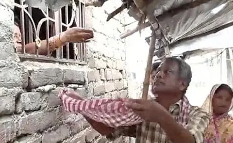 லஞ்சம் கேட்ட அரசு மருத்துவமனை...மகனின் உடலை மீட்பதற்கு வீடு வீடாக யாசகம் கேட்ட தம்பதியின் வீடியோ வைரல்...!