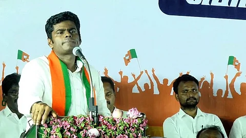 உயிரோடு இருப்பவரை இறந்துவிட்டதாக மேடையில் பேசிய பாஜக தலைவர் அண்ணாமலை..! வலுக்கும் எதிர்ப்பு...!!