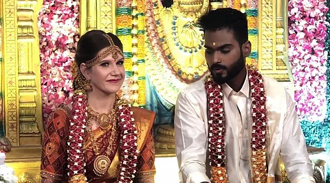 இந்திய கலாச்சாரம் மீது ஆர்வம்...கடலூர் என்ஜினியரை காதலித்து கரம் பிடித்த லண்டன் பெண்..!