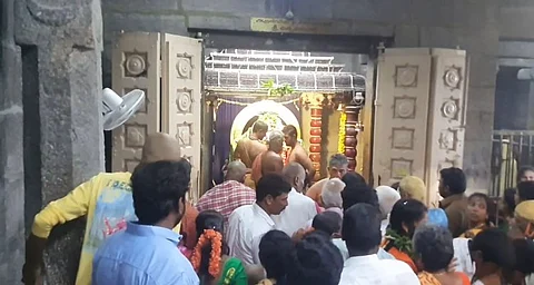 வைகாசி விசாகத் திருவிழாவை முன்னிட்டு கோலாகலம்.. திருத்தணி, திருப்பரங்குன்றத்தில் குவிந்த பக்தர்கள்!!