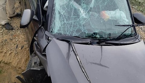 சாலையோர பள்ளத்தில் கார் கவிழ்ந்து விபத்து.. தாய், மகன் உயிரிழப்பு!!