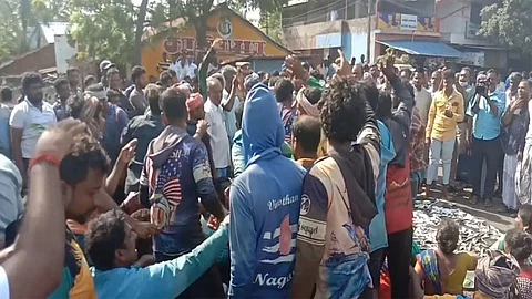 மீன் விற்பனை செய்வதில் இருதரப்பு மீனவர்களிடையே பிரச்சனை.. மீனவர் தீக்குளிக்க முயன்றதால் பரபரப்பு!!
