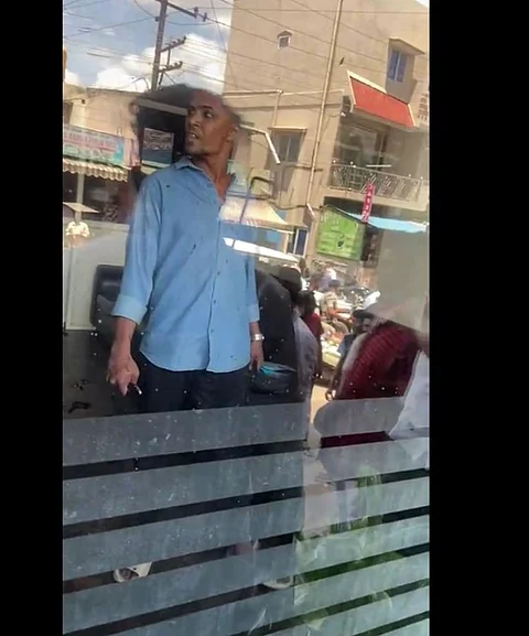 டீ கொடுக்க தாமதமானதால் கடைக்காரரின் மண்டையை உடைத்த வாலிபர்! அலேக்கா தூக்கி சிறையில் அடைத்த போலீசார்!