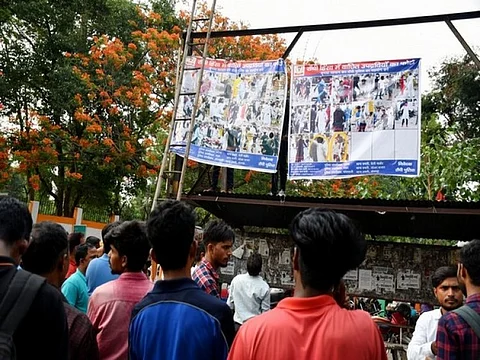 கலவரக்காரர்களின் புகைப்படங்களுடன் கூடிய சுவரொட்டிகளால் பரபரப்பு - காவல்துறையிடம் விளக்கம் கேட்ட அரசு!